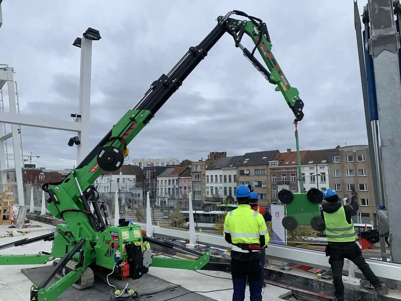 Mini grua aranha a instalar vidro numa fachada